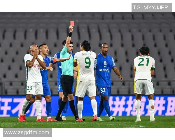 世界级足球明星裁判的崛起与挑战：从绿茵场到裁判席的传奇之路